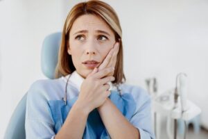 The anxious Women with tooth Pain at S&C Dental in Scottsdale AZ.